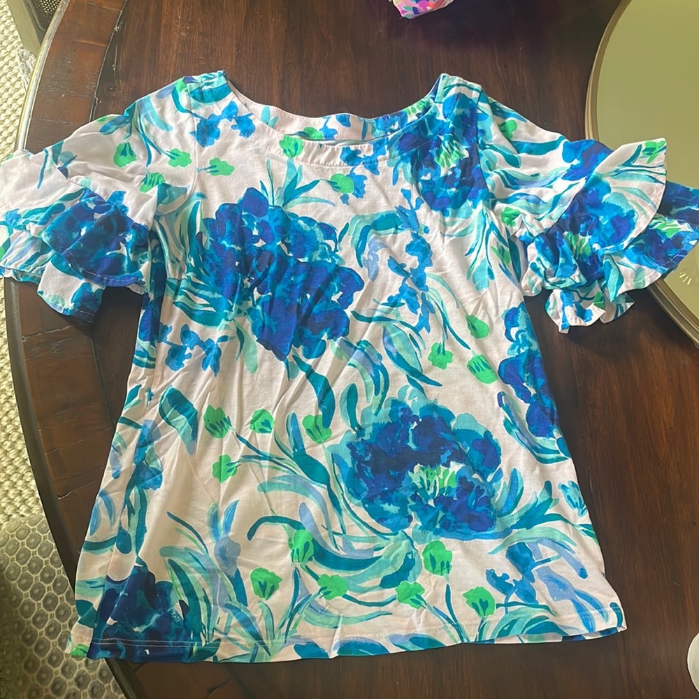 Lilly Pulitzer short sleeve shirt. Thin material. XS